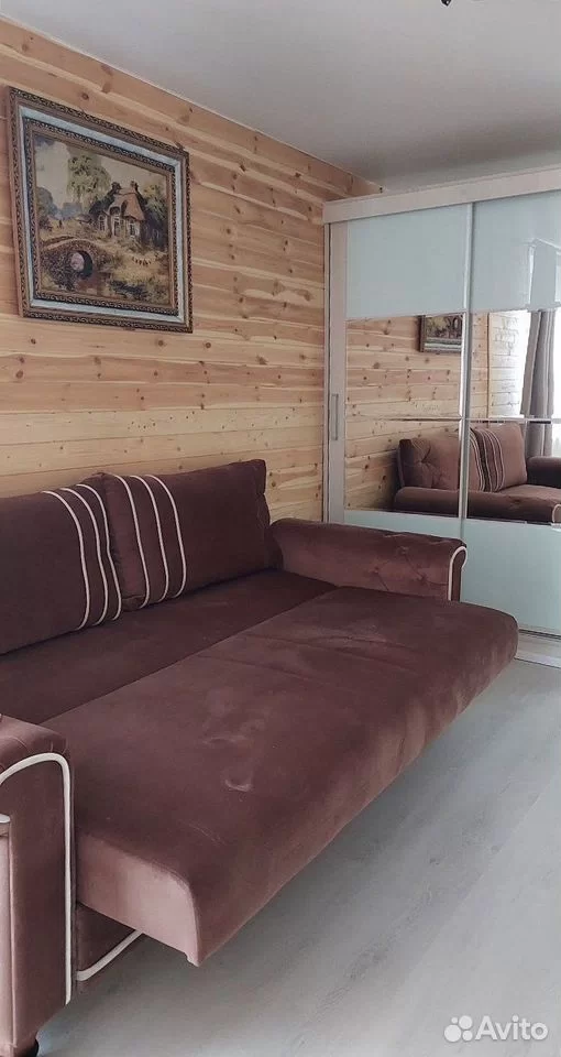 Светлая спальня с большой кроватью